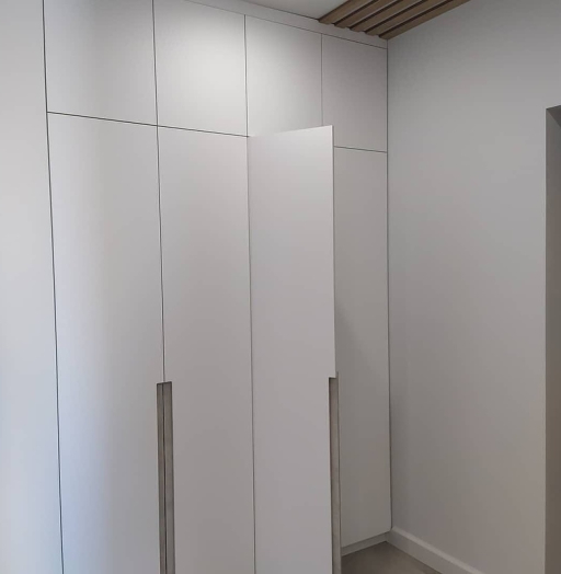 Встроенные распашные шкафы-Встроенный заказной шкаф с распашными дверями «Модель 45»-фото4